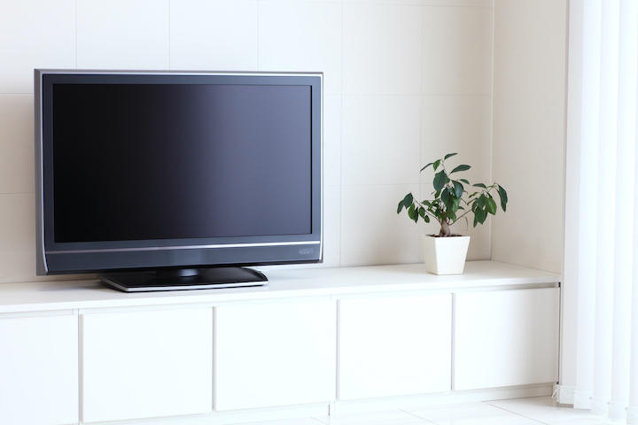 【簡単5分】意外と取れないテレビ画面につく手垢の掃除法や知らないと危険な掃除法とは！？