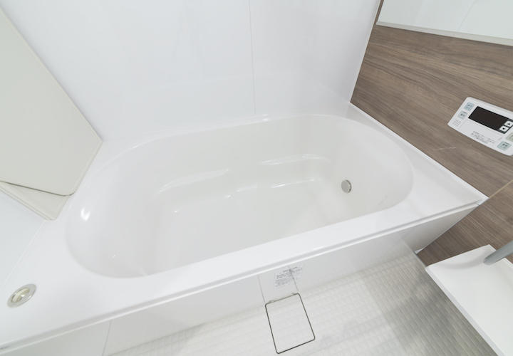 【きれいな浴槽を保つコツ！】簡単5分でできる浴槽の掃除方法をご紹介！