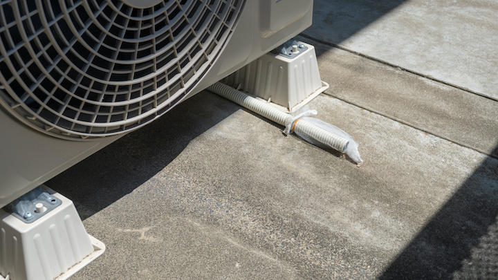 【お掃除必須項目！】エアコンのドレンホースの掃除方法や汚れ防止法についてご紹介