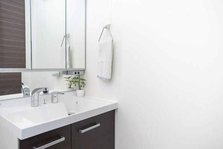【汚れ別】洗面所の鏡を綺麗にする掃除方法と掃除をラクにするコツをご紹介！